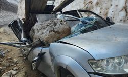 Yamaçtan kopan kaya parçasının üzerine düştüğü kamyonetteki 1 kişi öldü, 2 kişi yaralandı