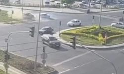 İki otomobilin çarpıştığı kaza kamerada