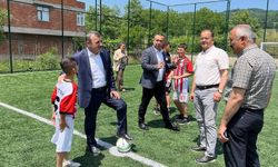 Okul bahçesine yapılan halı saha törenle açıldı