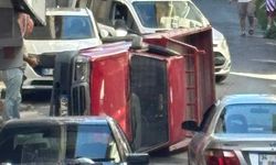Kontrolden çıkan pikap, araçlara çarparak durabildi