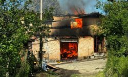 2 katlı ev alevlere teslim oldu: Hane sahipleri son anda kurtuldu!