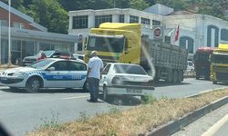 Kamyon ile otomobil çarpıştı: Trafik durdu!