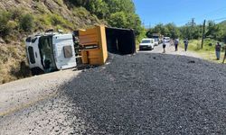 Asfalt yüklü hafriyat kamyonu devrildi, sürücüsü yaralandı