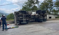 Beton mikseri devrildi: 2 yaralı