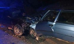 İki otomobil kafa kafaya çarpıştı: 3 yaralı