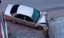 Duvara çarpan otomobilin sürücüsü yaralandı