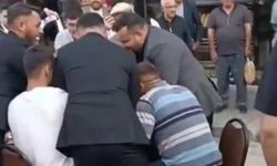 Düğün konvoyunun önünü kesip tavla oynadılar