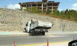 Park halindeki kamyonet istinat duvarından caddeye düştü