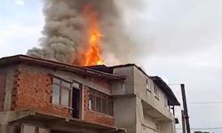 Düşen yıldırım evi küle çevirdi