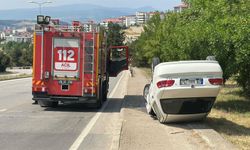 Kaputu açılan otomobile çarptı: Ters dönen aracın sürücüsü yaralandı