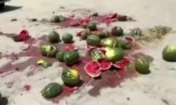 Bir römork dolusu karpuzu pazarın ortasında yere fırlatarak parçaladı
