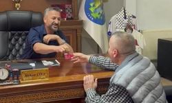 Belediye Başkanı maaş kartını vatandaşa verdi