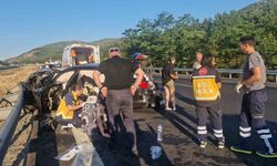 Önce kamyona sonra bariyere çarptı: 5 yaralı