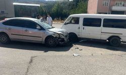 Otomobil ile panelvan minibüs çarpıştı
