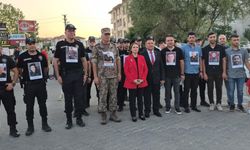 Polisler, şehitlerin fotoğrafları ile yürüdü