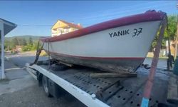 Karayolunda ilginç görüntü: 6 metrelik balıkçı teknesi, çekici yardımıyla getirildi