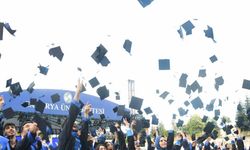 Üniversitede mezuniyet coşkusu