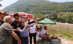 Kadın kaymakam tüfeği eline aldı, hedefi on ikiden vurdu