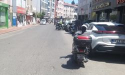 Motosiklet, yolun karşısına geçmek isteyen kadına çarptı: 2 yaralı