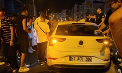 Otomobil 100 metre sürüklenip bariyerlere çarptı: Sürücü yaralı