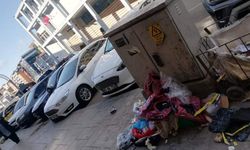 Bu işler bayrak asmakla olmuyor: Belediyenin önünü çöp götürüyor
