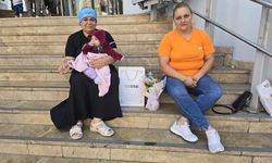 Bugün de çiçek ve çikolatayla beklediler: Roman vatandaşların eylemi sürüyor
