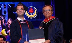 Burslu okuduğu üniversiteyi birincilikle bitirdi