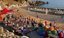Matını alan Kızlar Plajı’na koştu: Sabah yogası yoğun ilgi gördü