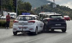 Ehliyeti alamadan kazaya karıştı: Sürücü adayı, otomobile çarptı