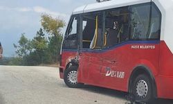 Kamyon ile minibüs çarpıştı 4 kişi yaralandı