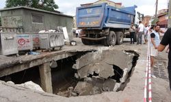Beton zemin çöktü, hafriyat kamyonu içine düştü