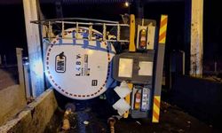 Tanker gişelere çarpıp devrildi: 1 yaralı