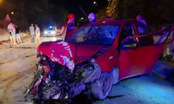 Duvara çarpan otomobil hurdaya döndü: 2 yaralı