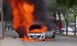 Alev alan otomobilden geriye hurda yığını kaldı