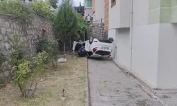 Hafif ticari araçla çarpışan otomobil apartmanın bahçesine uçtu: 3 yaralı