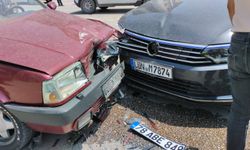 İki otomobil çarpıştı: 3 yaralı