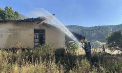 Korkutan yangın: Samanlık, odunluk ve 30 dönüm arazi yandı