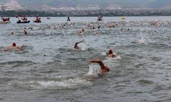 Nefesler tutuldu: 343 kişi aynı anda 2 bin 600 metre kulaç attı