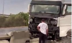 Seyir halindeki tır beton bariyere çarptı