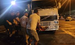 Otomobil tıra çarptı, yolcu camdan fırladı: Yaralılar var!