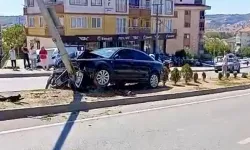 Otomobil orta rejüfe çıktı, aydınlatma direğine çarptı: 2 kişi yaralı!