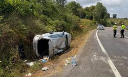 Takla atıp yol kenarına savrulan araçta 3 kişi yaralandı