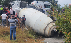 Beton mikseri otomobilin üzerine devrildi: Ölü ve yaralı var!