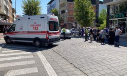 Otomobilin çarptığı yaşlı adam kaldırıma savruldu