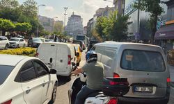 Soğuksu Caddesi'nde rezillik: Hafriyat kamyonu trafiği kilitledi!