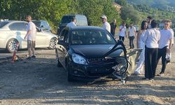 İki araç kazaya karıştı: Otomobil, yol kenarındaki çocuklara çarptı!
