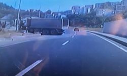 Tır, refüje çıktı: O anlar kamerada