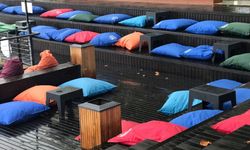 Şu israfa bakar mısınız? Minderler sırılsıklam olmuş!