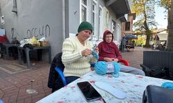 Cam kemik hastası oğluna akülü araç alabilmek için örgü örüyor