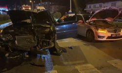 Kırmızı ışıkta bekleyen araca çarptı, otomobilinden inerek koşarak kaçtı